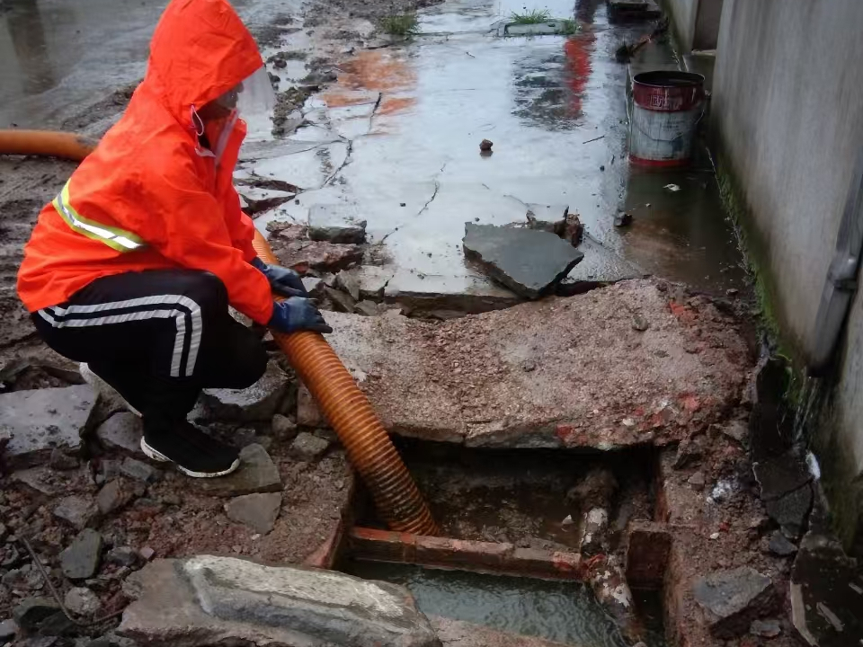 莱芜专业清理污水池 炜誉市政以规范流程守护城市 “肠道”