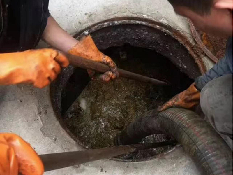 莱芜清理化粪池时如何避免沼气的危害？